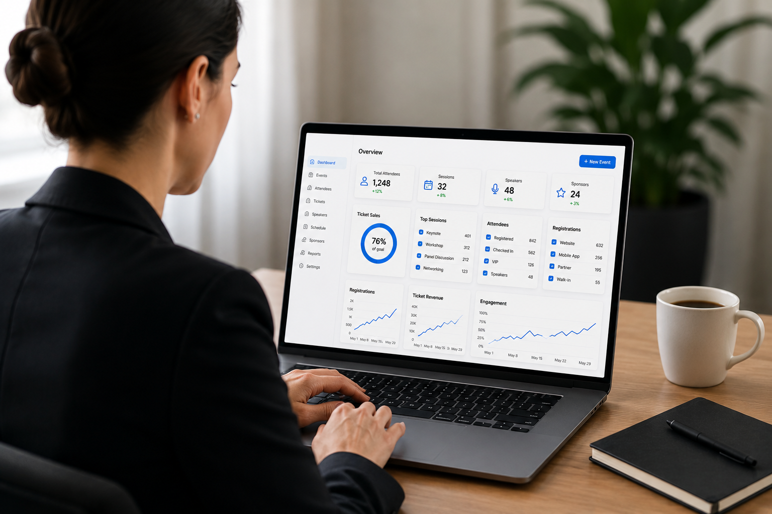 Event-Managerin am Laptop mit EMA-Dashboard